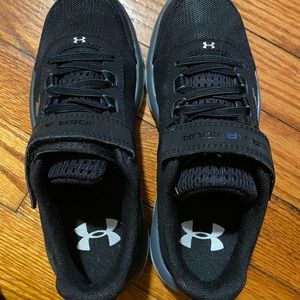 Under Armour kids size 1 (NEW never worn)